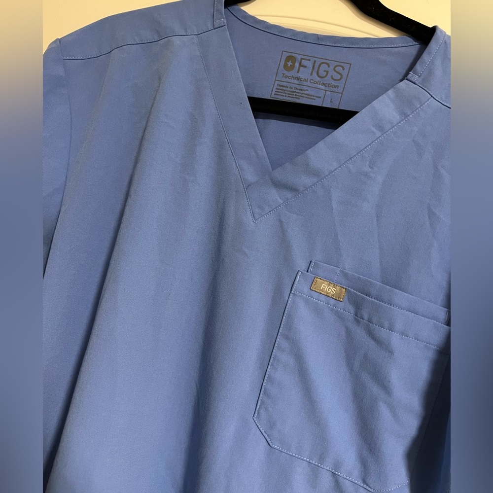 Figs Mens light blue scrub set size large